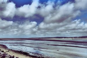 ciel nuageux et marée basse typiques en baie de somme